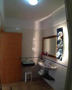 a bathroom with a sink and a mirror at Chijere Faro del Inglés in Valle Gran Rey