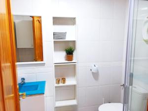 A bathroom at Apartament z basenem, przy plaży