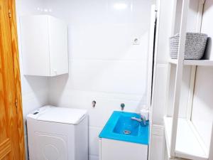 A bathroom at Apartament z basenem, przy plaży Még 5 kép