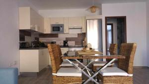 聖塞瓦斯蒂安德拉戈梅拉的住宿－聖塞瓦斯蒂安持傑里公寓，厨房以及带桌椅的用餐室。