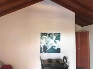 a room with a picture of flowers on the wall at Chijere San Sebastián in San Sebastián de la Gomera