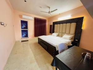 a bedroom with a large bed and a window at Hotel green park in Jabalpur