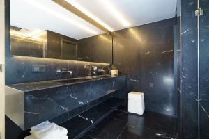 een zwarte badkamer met een wastafel en een toilet bij Valencia Luxury - Boutique El Carmen in Valencia