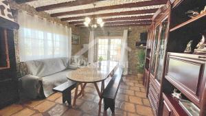sala de estar con mesa y sofá en Villa Arrifes, en Reguengo Grande
