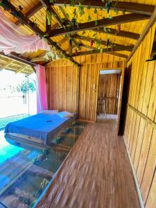 Una habitación con una cama en el medio. en Cabana Casa do Lago, en Ilha Grande