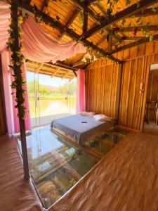 Habitación con cama en habitación con suelo de cristal en Cabana Casa do Lago, en Ilha Grande 64 fotos más