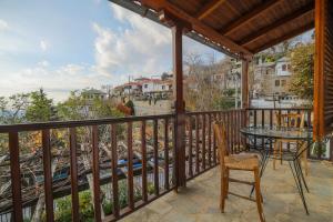 patio con mesa y sillas en el balcón en Chrysanthe [ Portaria ] Traditional Pelion House, en Portaria