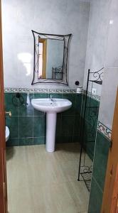 y baño con lavabo y espejo. en Apartamento ALAZAN a 50 metro de la playa, en Málaga