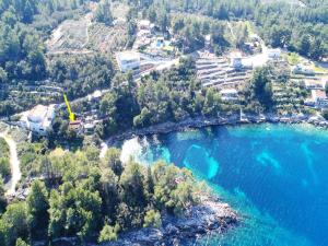 une vue aérienne sur une grande étendue d'eau dans l'établissement Holiday House Danica, à Vela Luka