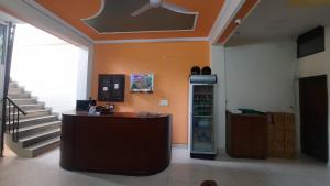 um quarto com um refrigerador de bebidas e escadas num edifício em HOTEL HOLIDAY INN PARADISE em Chandīgarh