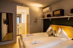 Postel nebo postele na pokoji v ubytování grätzlhotel Karmelitermarkt