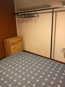 ein Schlafzimmer mit einem Bett mit weißen Sternen darauf in der Unterkunft La casa di Rox ad Aosta - Small holiday apartment in central Aosta - Alloggio ad uso turistico - VDA - AOSTA - n 0304 in Aosta