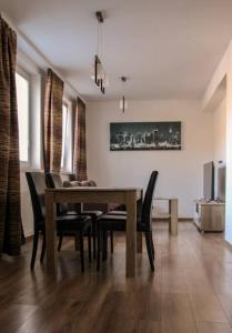 uma sala de jantar com mesa e cadeiras em Apartmán Roosevelt em Banská Bystrica
