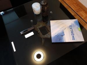 - une table avec un livre et une bougie dans l'établissement Ô Valanvron - Appartement dans une ancienne ferme neuchâteloise, à La Chaux-de-Fonds