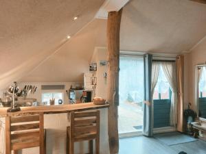 eine Küche mit einer Theke und einem großen Fenster in der Unterkunft Logeerboerderijtje De Rietkap Gieten in Gieten