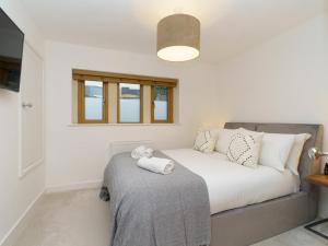 um quarto com uma cama com uma almofada em Pass the Keys Modern 3 bed home with offstreet parking em Bath