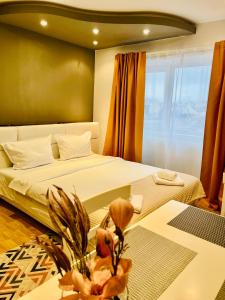 Habitación de hotel con cama y ventana en Confort View Apartment Iași - 3 rooms-Like Home, en Iaşi