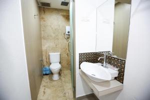 Koupelna v ubytování New Dawn Hotel Pontian Sdn Bhd + 35 fotografií