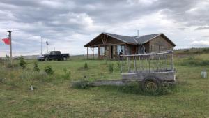 una pequeña choza en un campo con un camión en casa completamente equipada, a pasos de Tijeral, Renaico y Angol, en Renaico