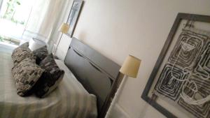 sypialnia z łóżkiem i lustrem w obiekcie Loft Rufino w mieście Mendoza