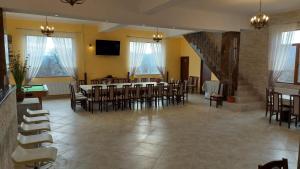uma grande sala de jantar com mesa e cadeiras em Casa de vacanta La Ticu em Cîndeşti