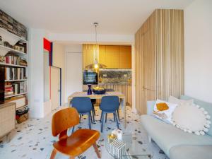 a living room with a table and a couch at Pass the Keys Designer Apartment in the heart of Euston in London