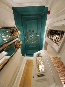 un corridoio con soffitto verde e porta di Magnova Vitality Boutique Hotel a Istanbul