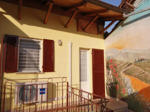 un balcón con una pintura en el lateral de un edificio en Strevi relax vino e belle passeggiate, en Strevi