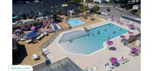 una vista sulla piscina di un resort di RESPIRE a Quiberon