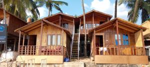 uma casa a ser construída com uma casa em construção em Fernandes Bar and Restaurant em Canacona