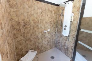 Łazienka w obiekcie El Manantial Del Fresno Casas Rurales En Hervás - Piscina - Desayunos - Barbacoa - Parking gratis