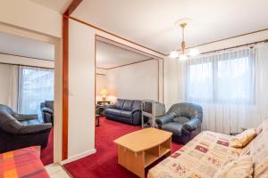 ein Wohnzimmer mit einem Sofa und einem Tisch in der Unterkunft Marmottes Furnished flat in Annecy