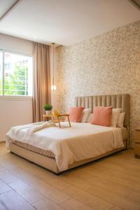 una camera con un grande letto e una finestra di YourPlace - Luxury - Prestigia Hay Riad a Rabat