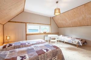 1 Schlafzimmer mit 2 Betten und einem Tisch in der Unterkunft Osada Rybacka in Kopalino