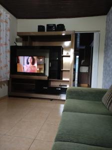 TV a/nebo společenská místnost v ubytování Suíte Maciel