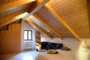 A bed or beds in a room at VILLA VICINUS - 120 mq - parking - garden