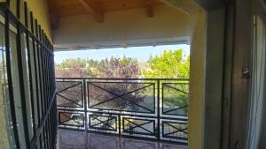 Habitación con balcón con vistas. en Departamento Asaï Malargüe en Malargüe