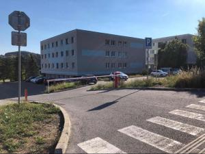 ein leerer Parkplatz vor einem Gebäude in der Unterkunft Apartmán Roosevelt in Banská Bystrica + 2 Fotos