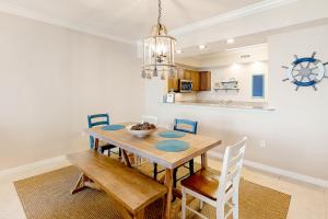 - une salle à manger avec une table et des chaises en bois dans l'établissement Destin West Resort - Bayside Osprey L2, à Fort Walton Beach