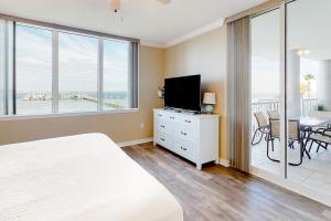 - une chambre avec un lit, une télévision et une table à manger dans l'établissement Destin West Resort - Bayside Osprey L2, à Fort Walton Beach