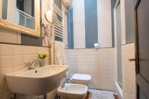 bagno con lavandino, servizi igienici e specchio di B&B Il Malconsiglio a Pistoia