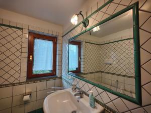 A bathroom at VILLA VICINUS - 120 mq - parking - garden Még 37 kép