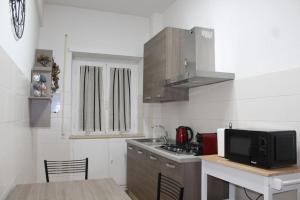 Ett kök eller pentry på Delizioso appartamento vicino alla metro a 10 minuti dal Colosseo
