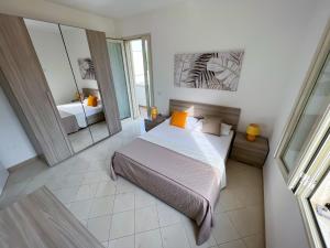 Casa Dell'Abate في كاسالابات: غرفة نوم صغيرة مع سرير ومرآة