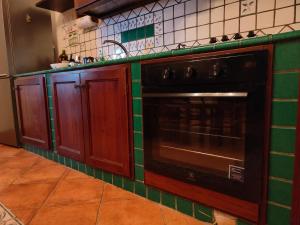 A kitchen or kitchenette at VILLA VICINUS - 120 mq - parking - garden