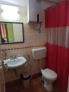 A bathroom at Bulande Comforts-Service Apartment In Brookfield
