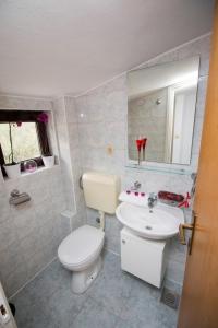 Kúpeľňa v ubytovaní Apartment in Pisak with sea view, terrace, air conditioning, WiFi 3340-7