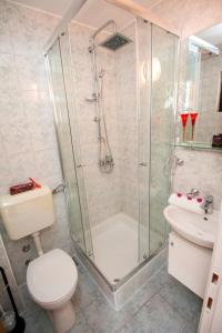 Kúpeľňa v ubytovaní Apartment in Pisak with sea view, terrace, air conditioning, WiFi 3340-7