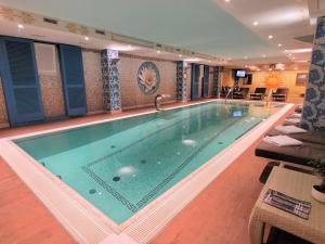 una grande piscina in una camera d'albergo di Rosa Blu a Brusino Arsizio