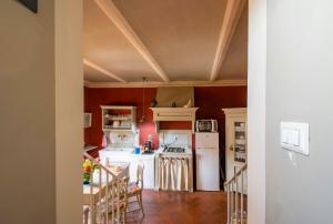 una cucina con frigorifero bianco e piano cottura di B&B Il Malconsiglio a Pistoia